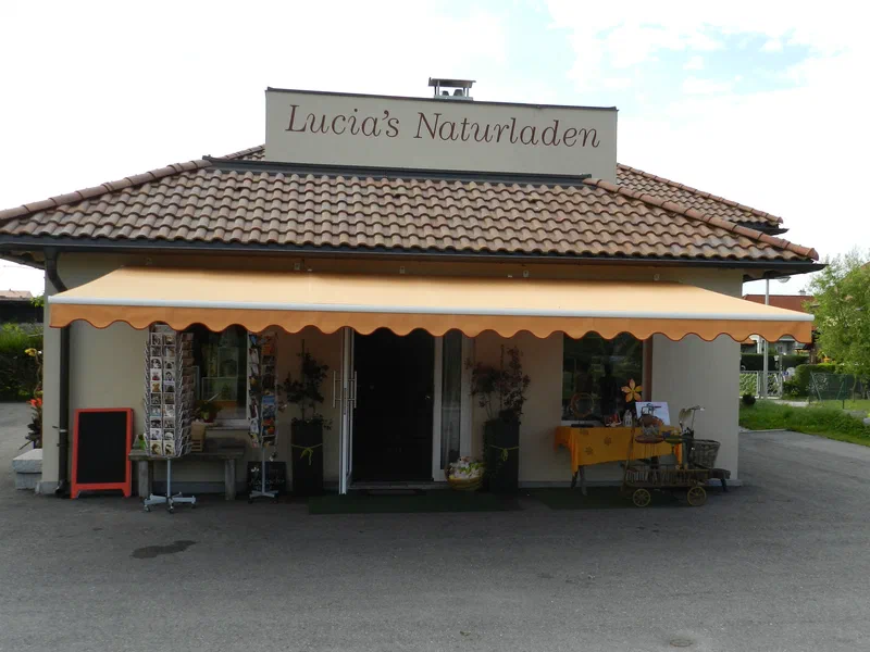 Lucia’s Naturladen von außen — Laden mit Markise in Lorch